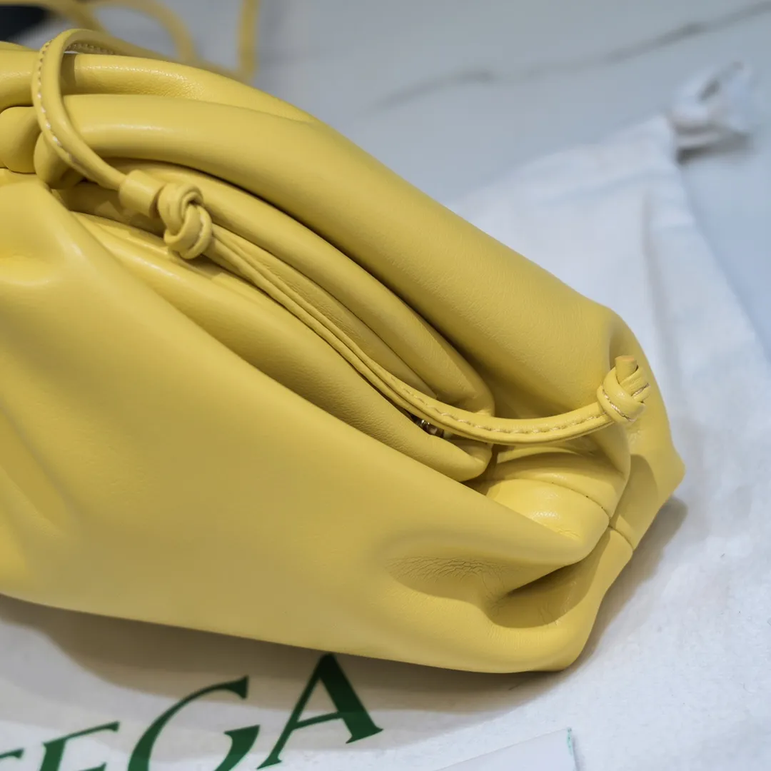 Batch 1120 Bottega Veneta cloud bag ☁️POUCH series Original plain calfskin, super low-key and attractive, soft and casual. Major internet celebrity bloggers are crazy about calling it fashionable and classy, ​​lazy and intellectual. Small size: 23*13*8 (small cloud plain) tapioca color
